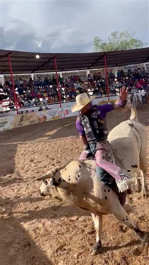 “Joe Estrada Jr. sin duda va forjando su propia historia en el bull riding, demostrando que el esfuerzo y la pasión lo están llevando a marcar su propio camino en este deporte extremo.” #reelschallengereelschallenge #reelsviralシ #reelsvideoシ #reelsfypシ #reelschallenge | Rodeo Baja Leyendas