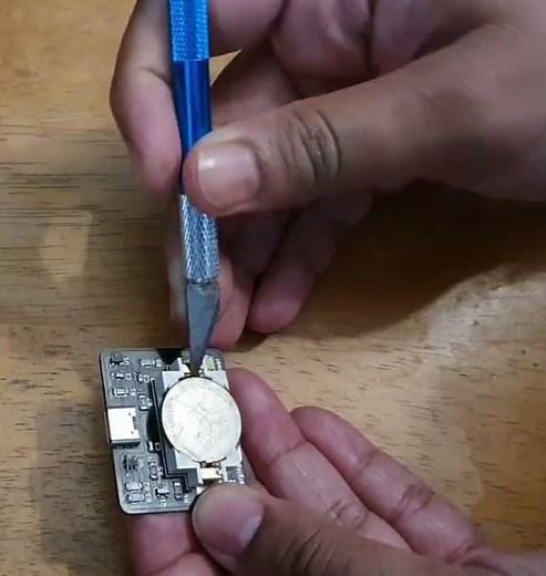 How to remove CR2032 or ML 2032 battery from a holder like a champ.