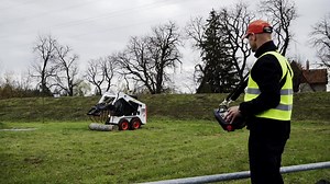 Need to operate your machine from a distance? Mount Bobcat Remote Control on your Bobcat machine and within minutes you can free yourself from dirt, dust and noise. You can now work on all hazardous applications in safety and comfort. Find out more: http://bit.ly/2lLKMn1 Find your nearest dealer: http://bit.ly/2QbyDTv | Bobcat EMEA