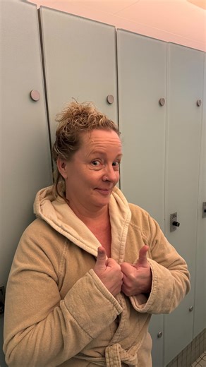 Christina Kampmann on Instagram: "„Frau Kampmann, denken sie AN SICH! Denken Sie morgens, mittags und abends AN SICH!“ Was brauchen Sie? Was würde Ihnen gut tun?“ Was möchten Sie Für Sich gerade und was nicht?“ Nach über fünf Jahren Therapiesitzung, „Flugstunde“ wie ich sie getauft habe für mich, ist das eine Fragestellung, die mir immer noch nicht in Fleisch und Blut übergeht so leicht. Ich bin schon viiiiel besser geworden, wenn es um die Wahrnehmung meiner eigenen Bedürfnisse geht und ich wer