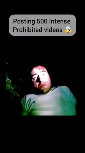 Prohibited Clips Daily on Instagram: "Just @prohibitedclipsdaily 用压电瓷砖将脚步转化为电能。这些瓷砖捕捉来自你脚步的动能。当你行走时，你的重量和动作会对瓷砖产生压力。瓷砖会轻微弯曲，从而产生机械应力。瓷砖内部的压电材料将这种应力转化为电能。每一步都会产生少量电荷，而数百万步结合在一起就能产生足够的电力来驱动 LED 灯、数字显示屏和传感器。在像涩谷车站这样繁忙的地方，每天大约有 240 万个脚步为这一系统作出贡献。这些电能可以被储存或立即使用，从而减少对传统电力来源的依赖，并支持可持续的城市基础设施。这种方法将日常运动转化为实用的可再生能源"