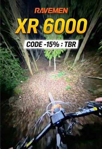🤩 On a testé la XR6000 de chez Ravemen et c’est une petite folie ! On y voit mieux qu’en plein jour ☀️ Commande vite tes lampes chez @RAVEMEN et profite de -15% sur ta commande avec notre code promo « TBR » #vtt #mtb #enduromtb #nightride