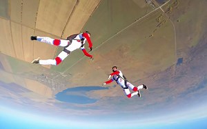 高空跳伞，两组空中芭蕾，舞着舞着就该打开降落伞了，刺激又不乏优美，老外真会玩