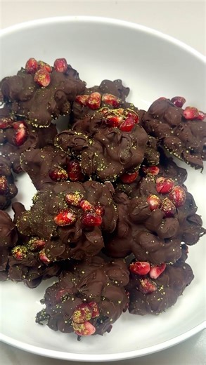 The Sweetest Byte | easy & healthy recipes on Instagram: "prep these bites to store in your freezer for up to 2 months! ❄️🍫 11.5 oz extra dark chocolate 1 tbsp coconut oil 1.5 cups pomegranate seeds matcha powder 1. in microwave, melt chocolate & coconut oil together until completely smooth, stirring every 30 seconds. 2. fold in pomegranate seeds 3. transfer a spoonful at a time to a baking sheet to form clusters 4. sprinkle matcha over clusters 5. let cool in freezer for at least 30 minutes Fo