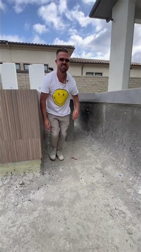 How to create the look of a floating step! 👀 #pool #backyard #pooldesign #landscapedesign