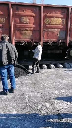 Loading Coal into Trains: A Railway Yard Overview