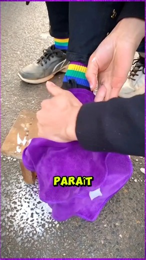 Sa Technique Pour Nettoyer Les Chaussures Est Incroyable