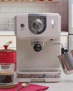 Este lançamento vai dar o que falar! 📢 Além de ser muito estilosa, moderna e ao mesmo tempo retrô, a nova Cafeteira Arno Espresso Steam e Pump Opio Soleil vem com acessórios de barista para melhorar ainda mais a sua experiência 😲 Também conta com bico vaporizador, aquecedor de xícaras e reservatório de água de 1,2L. Acesse o site https://bit.ly/3U85TxQ e garanta a sua. #PraTodosVerem O post é um vídeo. Ele começa com uma imagem de uma cafeteira em cima de uma bancada de cozinha, com o texto po