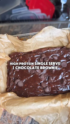 Comment “ME” for my FULL high protein easy to make COOKBOOK! - HERES THE FULL RECIPE ⬇️⬇️ 🍫 Single-Serve Protein Chocolate Brownie Macros (Approx): • Calories: ~350 • Protein: ~24g • Carbs: ~30g • Fats: ~12g Ingredients: • ½ ripe banana (50g) • ¼ cup low-fat cottage cheese (60g) • 1 scoop chocolate or vanilla protein powder (30g) • 1 tbsp unsweetened cocoa powder (5g) • ½ tsp vanilla extract • 1 tbsp mini dark chocolate chips (7g) Instructions: 1. Preheat oven or toaster oven to 350°F (or use m