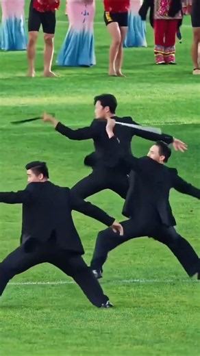 Galloping Blade Shadows! Highlights of the "Munao Zongge" Sword Dance by Master Yuan Zhiping #Mun...