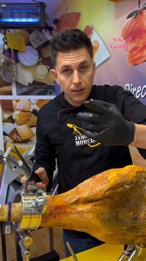 Jamoneria Morcillo on Instagram: "Cómo empezar un jamón serrano correctamente Hoy empiezo un jamón serrano por la maza, la parte ancha, porque se va a consumir en el mismo día. 👉 Importante recordarlo siempre: Un jamón serrano, en casa, debe empezarse por la babilla (pezuña hacia abajo). Es la parte más curada y con menos grasa, y si no se corta primero, el jamón se seca. A diferencia del ibérico, el serrano no tiene grasa infiltrada y su curación es mucho más rápida. En cambio, un jamón ibéric