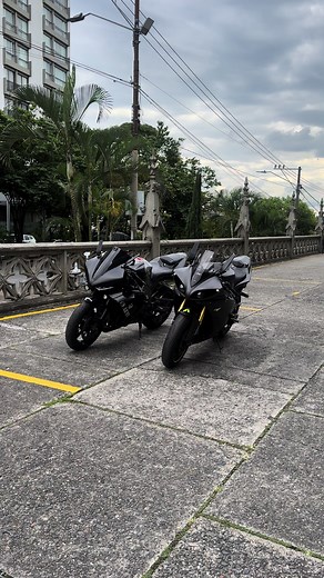 Yamaha R1 2004 & 2010 - Superbikes Showcase