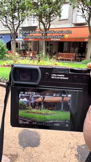 Nghe bảo chịu được mưa nên giả bộ mang ra test thử 😅 #leica #photography #leicacamera
