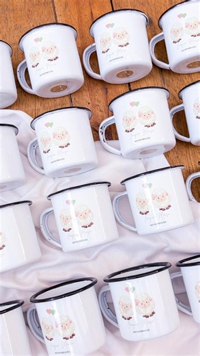 Afeto | Canecas & Convites on Instagram: "Entre tons neutros e detalhes delicados, cada canequinha carrega o encanto de um momento que revela amor em forma de surpresa 💕✨ Perfeitas para o chá revelação, feitas com aquele toque rústico e cheio de afeto que transforma simples lembranças em memórias eternas. #AfetoCanecas #CháRevelação #LembrançasPersonalizadas #FeitoComAmor #DetalhesQueEncantam"