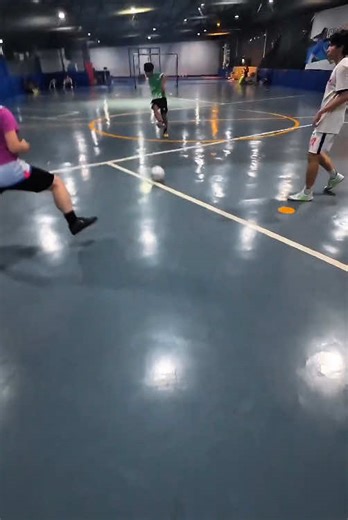 เตะบอลในเมืองกรุง EP.2 เตะบอลในห้าง #fpyシ゚ #povfootball #NSL_GANG #pov #football #nsl_gangg