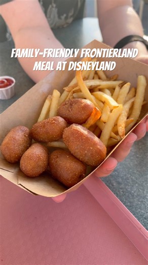 Family Friendly Frontierland Meal at Disneyland | Mini Corn Dogs + NEW Cookie Butter Churro Sundae