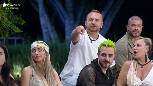 130K views · 2.7K reactions | A votação rendeu barracos mesmo no intervalo do programa ao vivo. Enquanto Galisteu estava fora do ar, Zé Love afirmou que os integrantes do Grupão “passaram o pano” para as atitudes de Sacha, enquanto com ele a reação foi diferente️  Assine o #PlayPlus e tenha acesso à transmissão 24 horas de #AFazenda com 6 sinais exclusivos: PlayPlus.com! | A Fazenda | Facebook