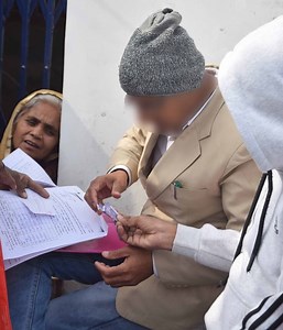 Rohtak News: पीपीपी फॉर्म भरने के नाम पर लोगों की जेब पर डाका, 30 रुपये प्रति फॉर्म वसूली