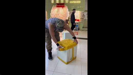 Man speed-wraps package entirely in tape in Zhejiang, China