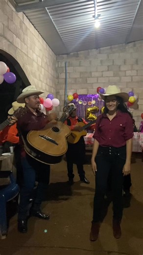 Bonita canción acompañada con el grupo el águila negra | Rosita Gutiérrez