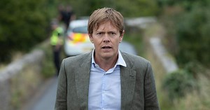 Beyond Paradise's Kris Marshall looks unrecognisable as he debuts new look