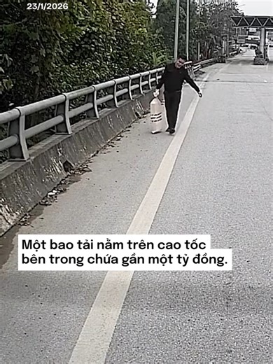 Khoảnh khắc nhặt bao tải tiền gần một tỷ đồng trên cao tốc