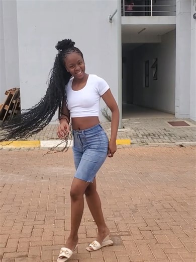 #Model 😂👌Everytime I see a camera I create my own run way show #tiktokbw🇧🇼 #modelling #runway