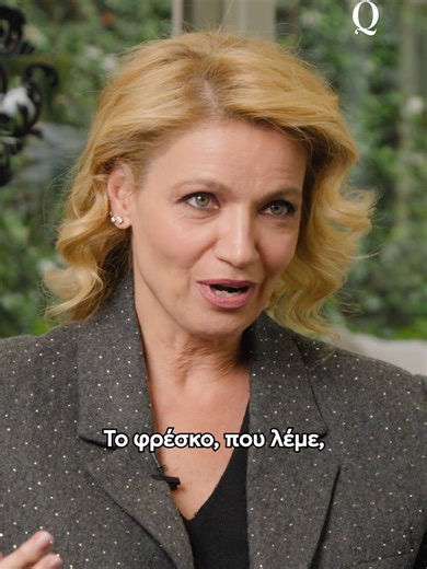 Στην «Πλεξούδα» στο Θέατρο Μεταξουργείο, σε σκηνοθεσία Κυριακής Σπανού, οι ζωές τριών γυναικών συγκρούονται με την ίδια διάψευση: ότι η προσπάθεια δεν εγγυάται ασφάλεια. Με αφορμή τη θεατρική παράσταση, η Παναγιώτα Βλαντή μιλά στην Ανθή Μιμηγιάννη για τη γυναικεία συμμαχία αντί του ανταγωνισμού, για την άβολη ερώτηση «πότε θα γίνεις μάνα;», για την ηλικία μετά τα 40 -όπου ανθίζεις κι εσύ κι εγώ και όλες, για το «δεν θα μικρύνω για να χωρέσω». Παναγιώτα Βλαντή, γιατί η επαγγελματική άνθιση για πο