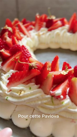 Une pavlova maison avec une meringue parfaite, une chantilly aérienne et des fruits rouges du jardin 🍓☁️✨ Et le meilleur dans tout ça ? Mon Cooking Chef fait presque tout le travail grâce aux programmes meringue et chantilly intégrés 👉 Tu veux la recette complète ? Écris simplement