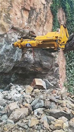 Rock splitting by drilling and splitting machine