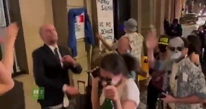 BUZZ - LE SOSIE DE JEAN MICHEL BLANQUER DANSE DEVANT LE MINISTÈRE DE L’ÉDUCATION NATIONALE ! Des militants ont parodié ce mercredi une réunion de protocole sanitaire COVID19 à « Ibiza » ! (source : Charles Baudry) | City LifeStyle - CLS News