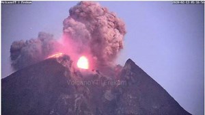 VIDEO Detik-detik Gunung Merapi Meletus, Abu Vulkanik Menyembur dari Puncak Kawah, Ada Kilatan Petir - Tribunnews.com