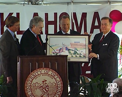 𝐒𝐭𝐚𝐝𝐢𝐮𝐦 𝐒𝐜𝐫𝐚𝐩𝐛𝐨𝐨𝐤 4️⃣4️⃣ » 1999 | The Barry Switzer Center opened. The 132,000 square-foot complex featured a state-of-the-art locker room, training room, nutrition area, coaches offices and team meeting rooms. #GFOMS100 | Oklahoma Football