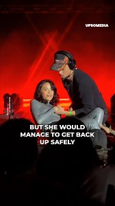 This singer was walking sensually until she ran out of stage, but her professionalism was stronger. | Positive