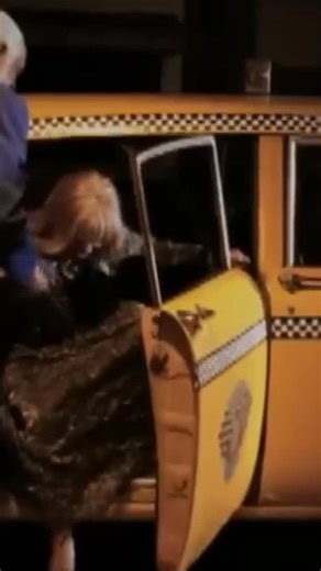 Today we celebrate 25 years of Siempre Viviré, an album that marked an era in Latin music. Relive these unforgettable songs now on your favorite music platforms and get the vinyl at CeliaCruz.com. — Hoy celebramos 25 años de Siempre Viviré, un álbum que marcó una época en la música latina. Vuelve a disfrutar de estas canciones inolvidables en tu plataforma favorita y adquiere el vinilo en CeliaCruz.com. | Celia Cruz