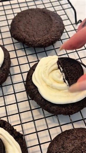 How to make Oreo Crumbl cookies step by step