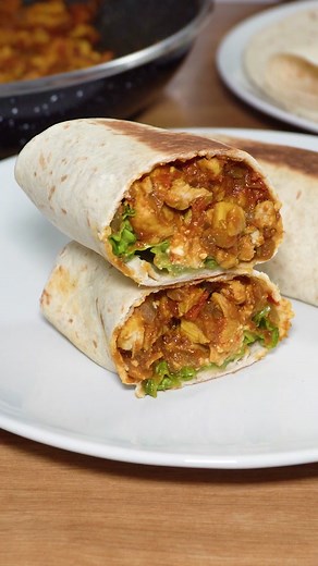 Burritos au poulet épicé 🌯 Ingrédients : 3 Wrap 3 filets de poulet Salade 200g de feta 200 g de pulpe de tomate 1 Oignon 1 Gousse d’ail Curcuma Cumin Sel, poivre et huile #burritos #poulet #epices #wrap #ideerepas #ideerecette #repassain #recettesaine