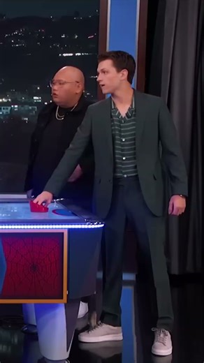 Tom & Zendaya’s Body Language Says It All 😳