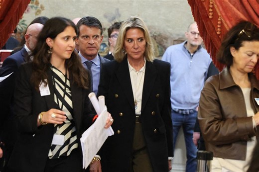 Manuel Valls inséparable de Susana, sa femme millionnaire : il réapparaît avec elle pour un événement royal !