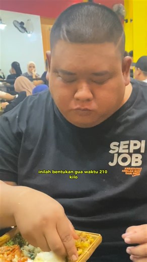 Ilham Setyadi on Instagram: "Gue udah 1 tahun 8 bulan olahraga dan diet, udah turun hampir 60kg, tapi gue masih itungan obes banget. Gue masih harus nurunin banyak supaya badan gue ideal lagi, susah pasti, dan fase stuck bikin gue stress banget, nyerah? Not my style, asoy. Makanya gue banyak ngelakuin metode diet, salah satunya program GLP-1 dari Halofit by Halodoc @halodoc Jadi ini minggu pertama gue cek di Halofit by halodoc, gue akan terus update progress diet ini ke kalian, semangat pejuang