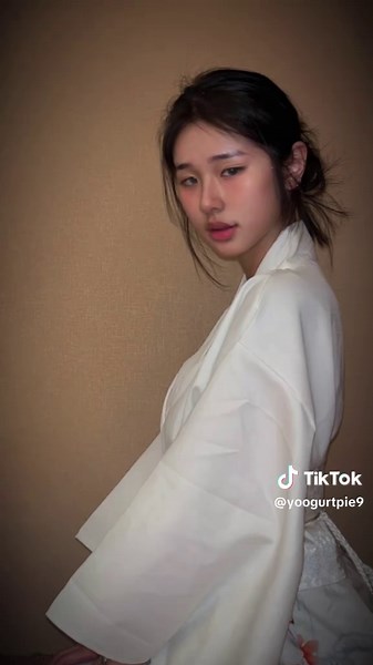 Exploring the Konnichiwa Kimono Trend