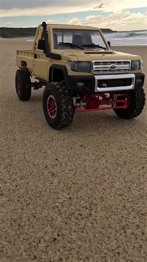 Holiday vibes, hardcore crawling — the LC79 brings the Christmas spirit to the trails 🎄🔥 #LC79 #CrawlKingsRC #ChristmasEdition #RC4x4 #ScaleCrawling