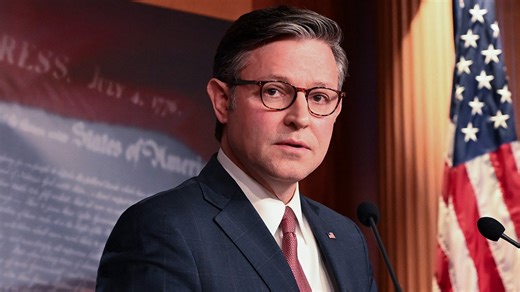 El presidente Johnson, demandado por los demócratas por retrasar la toma de posesión en medio del caos del cierre del Congreso.