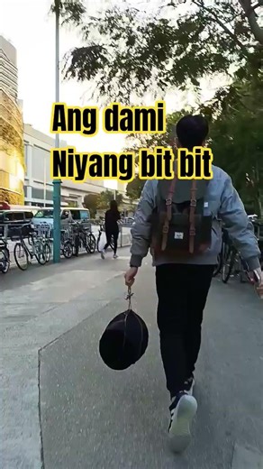 Ang dami niyang bit bit,bag at saka helmet