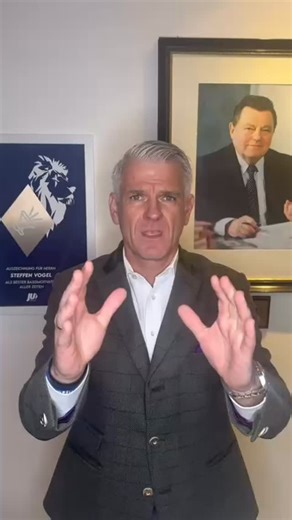 Unser Sozialsystem MUSS entschlackt werden 💪🏻🔥!! Warum?? Nicht um Leistungen zu kürzen, sondern um effizient mit unseren Steuergeldern den Menschen zu helfen, die unverschuldet in Not geraten sind 🫶🏻❤️‍🔥! Unser ganzer Apparat ist zu groß, zu aufgebläht: - weg mit Doppelstrukturen - weg mit Doppelförderungen - Pauschalen, statt Einzelfallabrechnung - einheitliche Förderplattform für die sozialen Träger 🍀usw… Ich bin der festen Überzeugung: Wir können den Bedürftigen in unserem Land auch mi