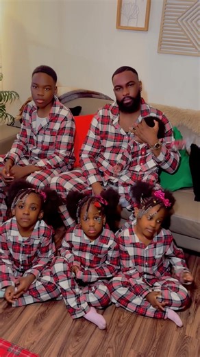 Vidéos de 𝒜𝒩ℰℒ𝒦𝒜 ℬ𝒜ℒℒ𝒪𝒩 ℱℳℳℐℒ𝒴5 (@anelkaballondorfamily) avec som original - VALEU OUVIR