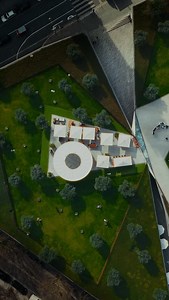 O quiosque abre as portas para o sol que desenha as sombras no jardim. Um refúgio urbano com alma leve e espírito livre. No coração da cidade do Porto. . . . #baseporto #portonojardim | Base Porto