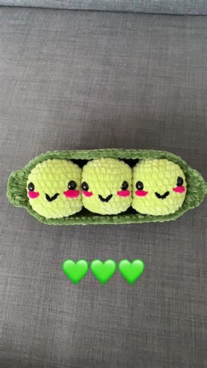 Soooo I thought I could start a new series: crocheting food 🤤 Part 1 with happy peas in a pod 💚💚💚 The pattern is from free_pattern_free on Instagram 🥰 If you want to see all my plushies, go checkout my instagram aswell ☺️ @owlyjcrochet #crochet #crochetersoftiktok #crochetaddict #crochetlove #amigurumi #fyp #fypシ #fypage #crochetfood #plushies #peas #peasinapod