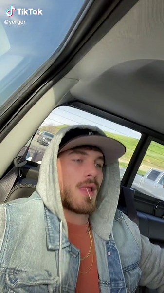 whoever said road trips are boring are dead wrong 😏 @daisykeech