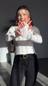 Ce top est le secret d'un look toujours réussi. Ajusté, confortable et ultra-stylé. C'est le nouveau basique que votre garde-robe attendait. Les manches à passe-pouce, c'est le détail qui fait la différence. Noir, Bleu Marine , Bordeaux ...? Faites votre choix avant rupture de stock ! 👇 | Unika.Basics